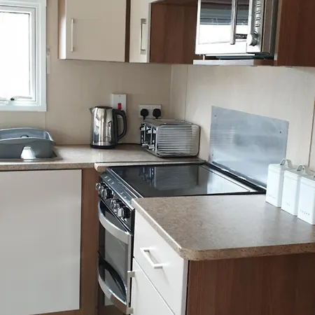 Hoburne Devon Bay Beautiful 3 Bedroom Static Caravan With Decking-2