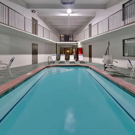 Days Inn & Suites By Wyndham Bentonville-3