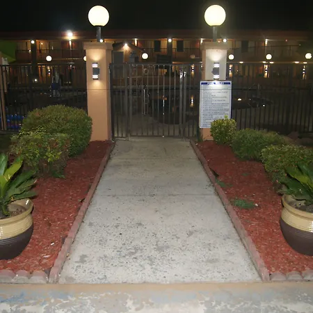 Days Inn By Wyndham Durham/Near Duke University-2