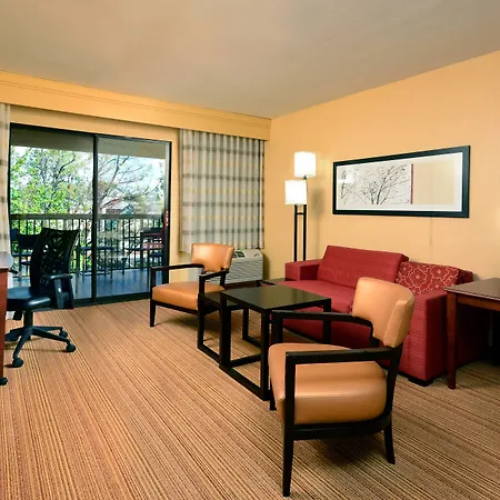 Courtyard Beckley-3