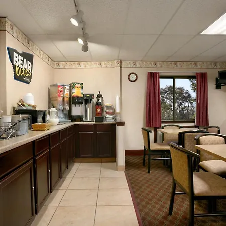 Travelodge By Wyndham Cleveland Lakewood-3