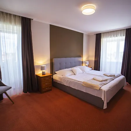 Hotel Aqua Sarvar-2