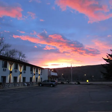 Beartooth Hideaway Inn & Cabins-2