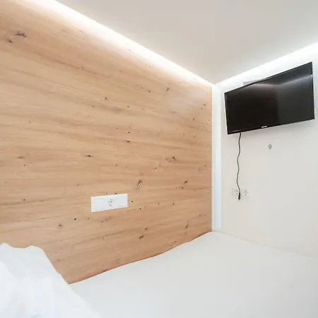 Robin Wood Capsule Hostel-2