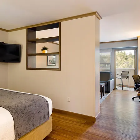 Clubhouse Hotel And Suites-2
