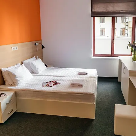 Orange Hotel-3
