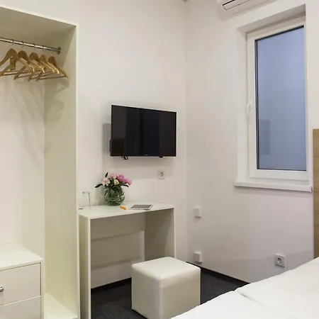 Orange Hotel-2
