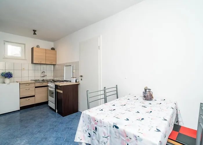 Apartment & Rooms Alan