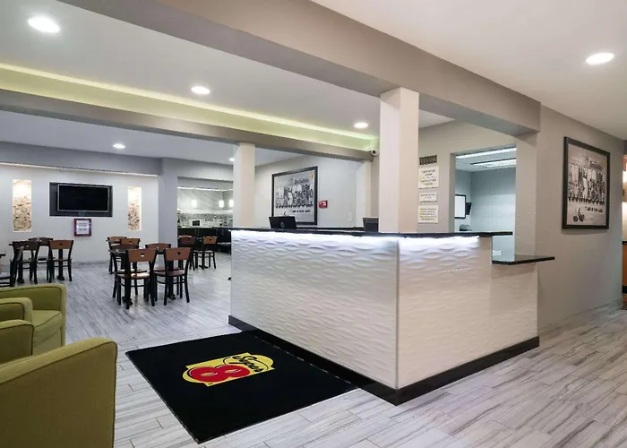 Super 8 By Wyndham Rochester Mayo Clinic Area