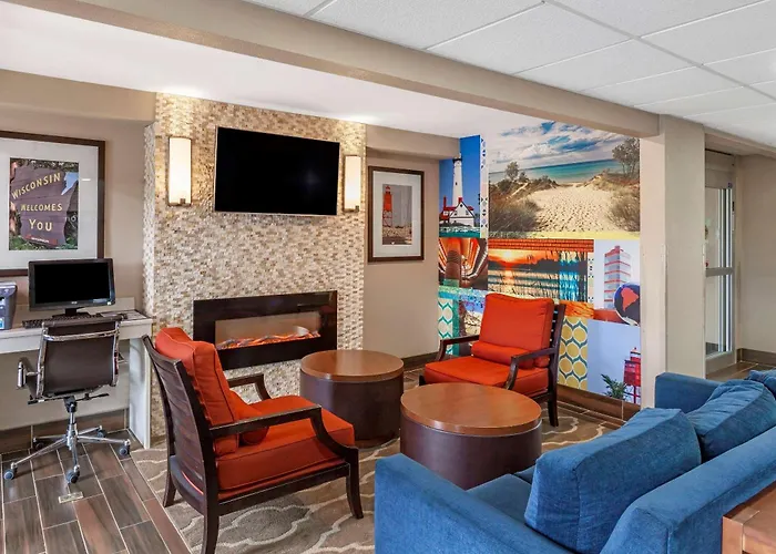 Clarion Pointe Racine - Mount Pleasant Hotel
