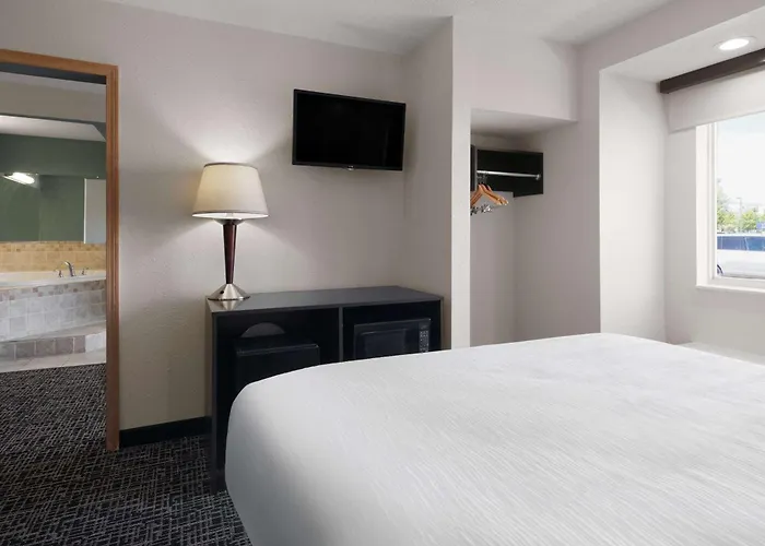 Baymont By Wyndham Boardman Hotel