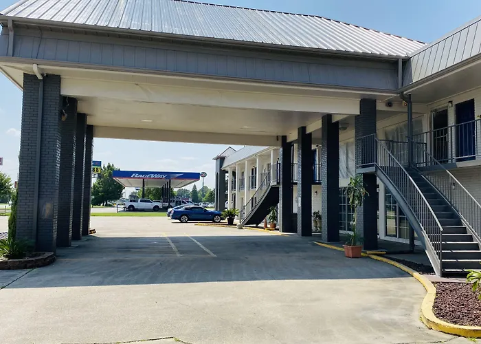 Super 8 By Wyndham New Iberia Motel