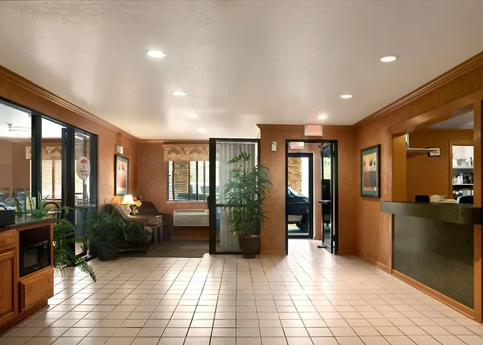 Super 8 By Wyndham East Peoria Motel