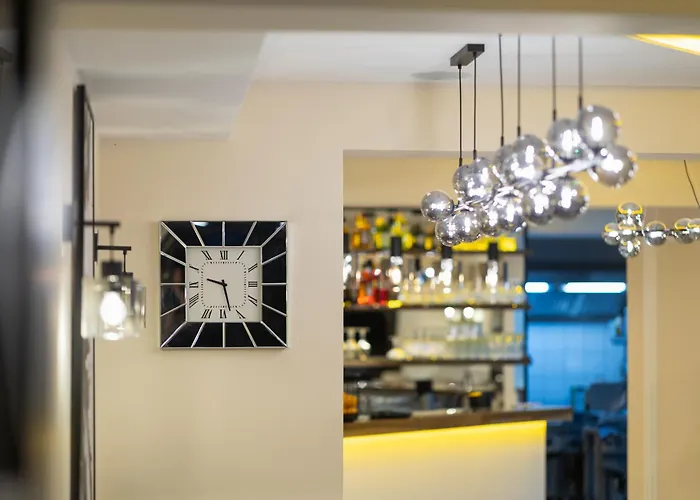 Hotel Vagabundo - Newly Renovated, 100M From Beach, Pool & Breakfast Trogir